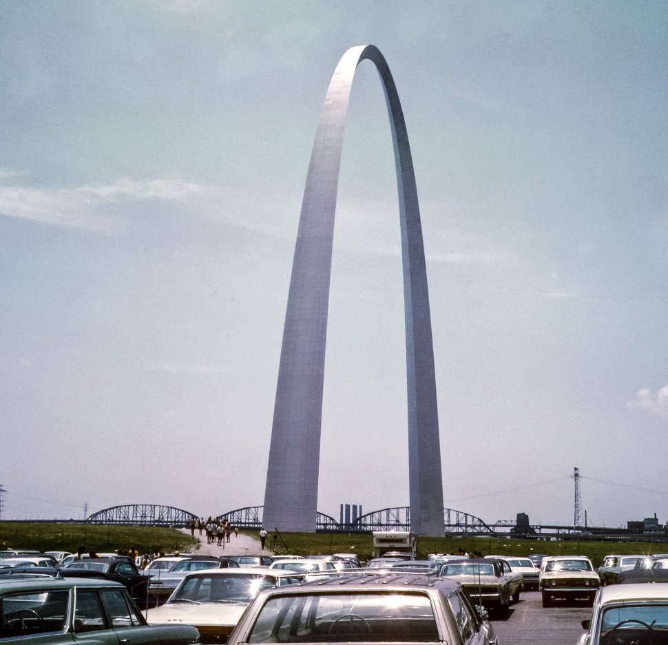 Free image of St. Louis Arch and parking lot full of cars, St. Louis, Missouri, USA