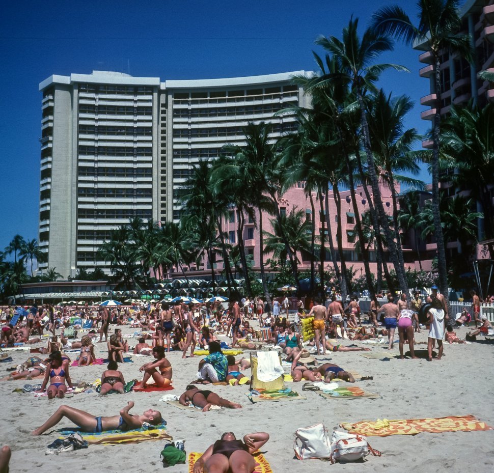 Free image of Large group of tourists enjoying the beach and sun, Hawaii, USA