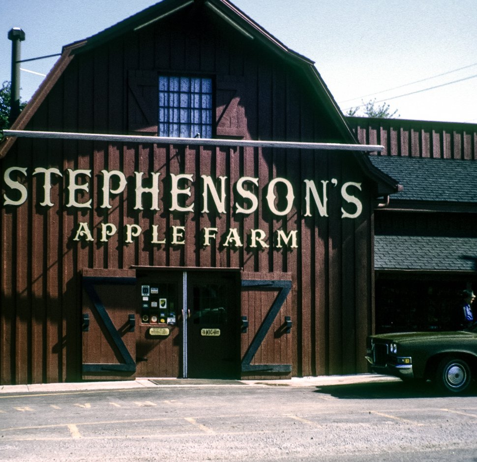 Free image of Entrance to the Stephenson s Apple Farm building, Kansas City, Missouri, USA